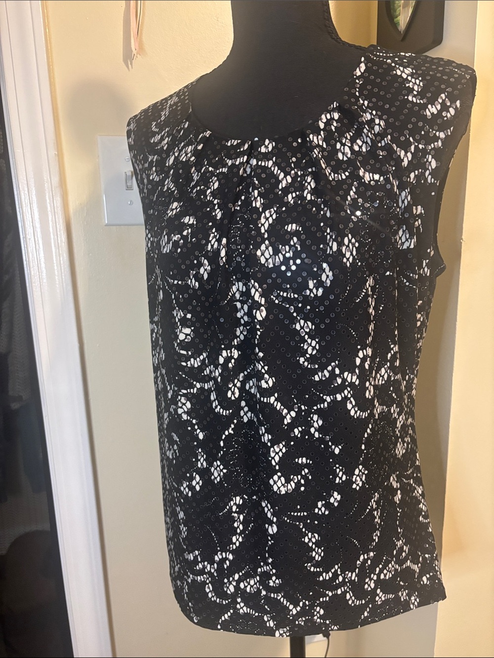 Sleeveless Black and White LacePrint Shift shirt